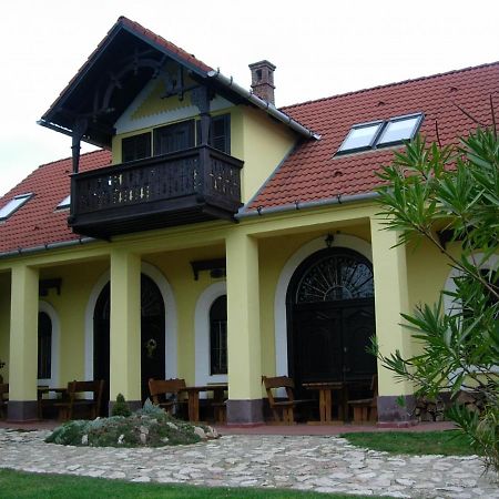 Nitt Pince Es Panzio Bed & Breakfast Kisharsany Ngoại thất bức ảnh