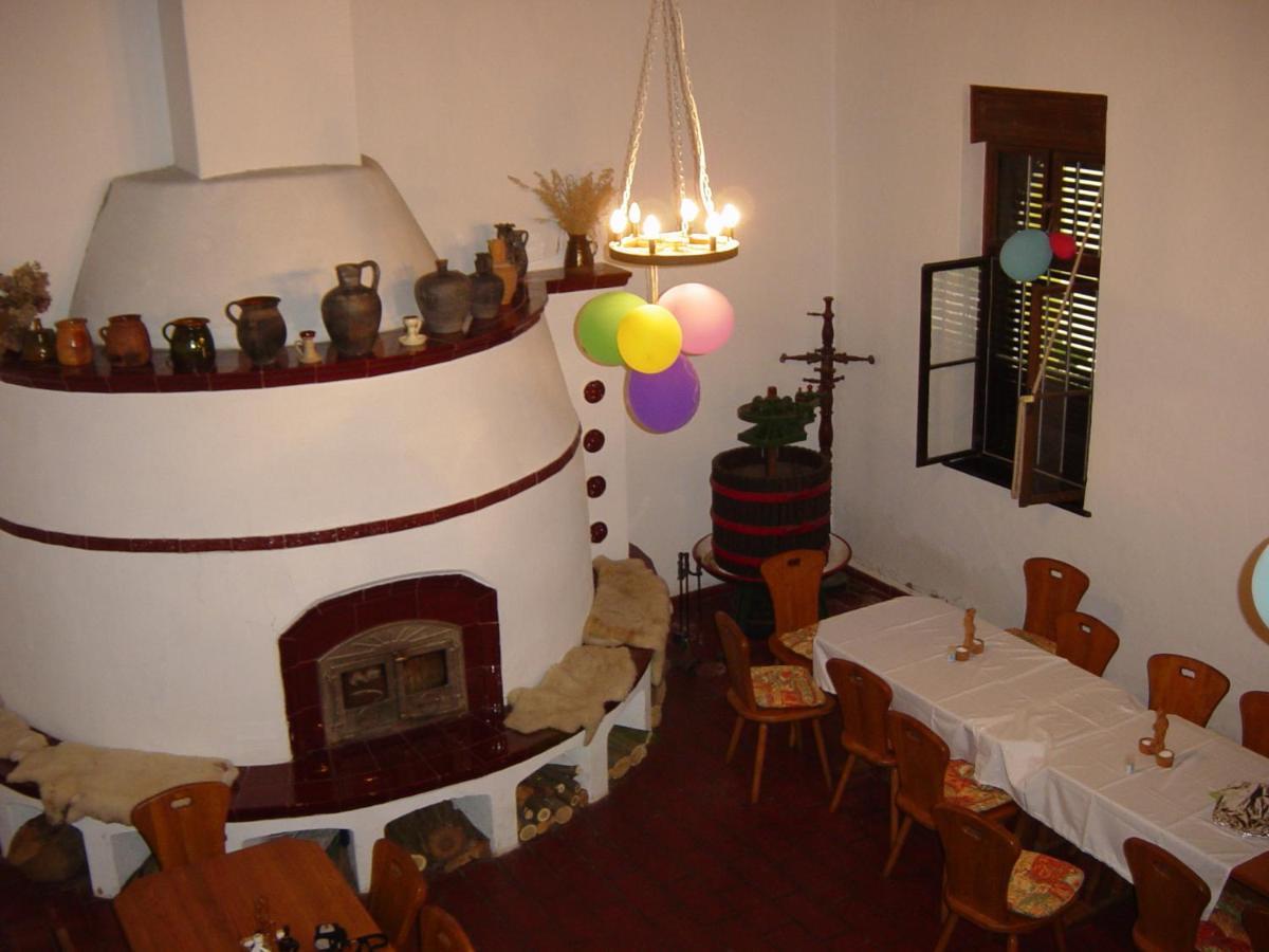 Nitt Pince Es Panzio Bed & Breakfast Kisharsany Ngoại thất bức ảnh